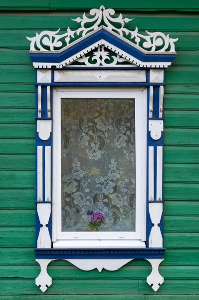 Rostov il Grande. Finestra con architravi intagliati Foto Stock