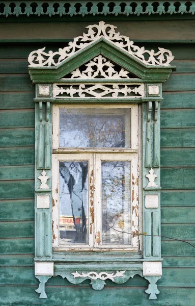 Rostov il Grande. Finestra con architravi intagliati Fotografia Stock