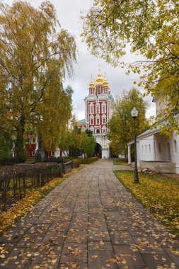 Moskova'da Novodevichy manastırdaki sonbahar günü.