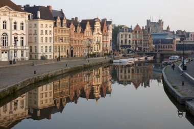 Belçika. Sabahın erken saatlerinde güzel şehir Gent.