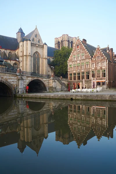 België. Mooie stad Gent in de vroege ochtend. — Stockfoto