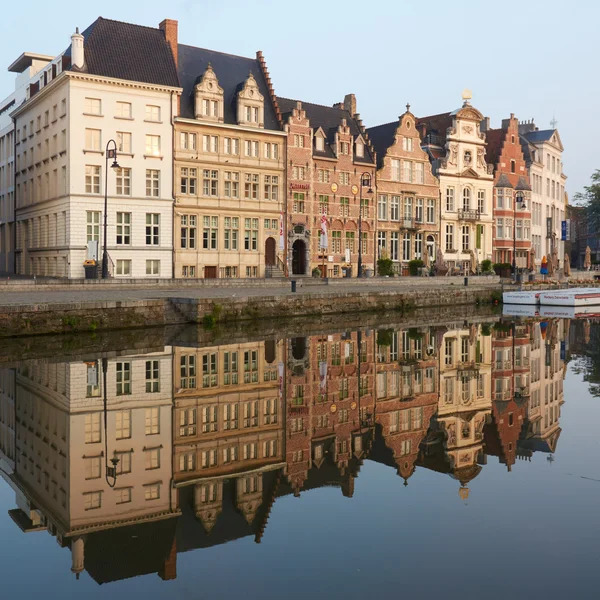België. Mooie stad Gent in de vroege ochtend. — Stockfoto