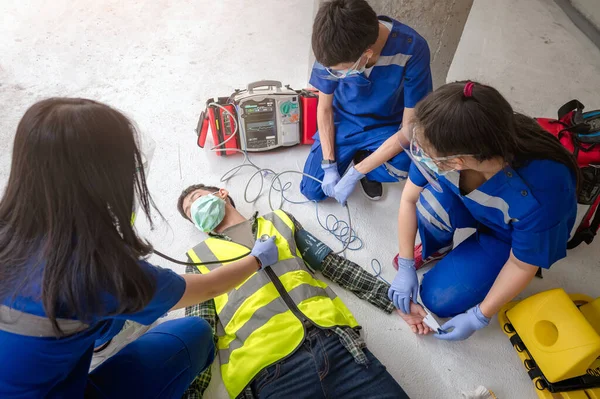 Emergency Medical Teams Helping Unconscious Patients Using Automated External Defibrillators — Stock Photo, Image