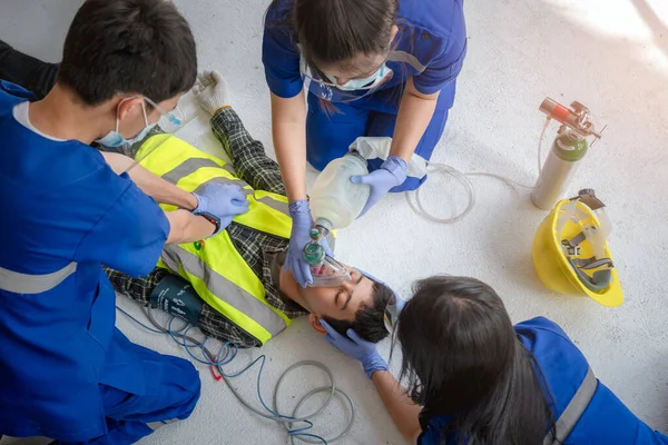 Emergency Medical Teams Helping Unconscious Patients Using Automated External Defibrillators — Stock Photo, Image