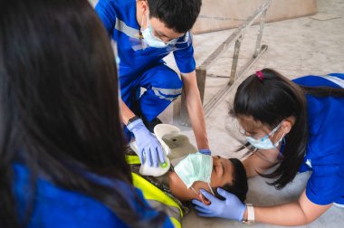 Kafa yaralanmaları için ilk yardım ve iş yerindeki tüm travma vakaları için dikkate alınır. Hastayı nakletmek için ilk yardım eğitimi, duygu kaybı veya normal hareket kaybı.