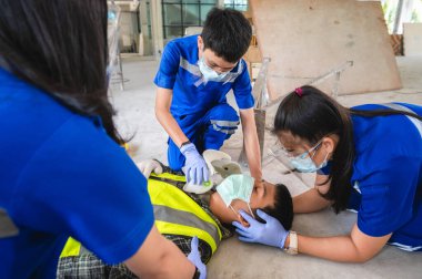 Kafa yaralanmaları için ilk yardım ve iş yerindeki tüm travma vakaları için dikkate alınır. Hastayı nakletmek için ilk yardım eğitimi, duygu kaybı veya normal hareket kaybı.
