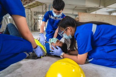 Kafa yaralanmaları için ilk yardım ve iş yerindeki tüm travma vakaları için dikkate alınır. Hastayı nakletmek için ilk yardım eğitimi, duygu kaybı veya normal hareket kaybı.