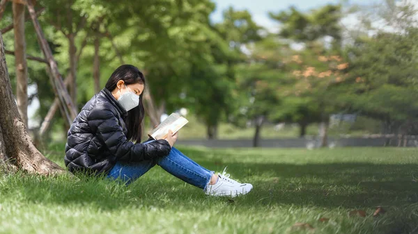 Chica Joven Asiática Tiene Intención Disfrutar Lectura Del Libro Para — Foto de Stock