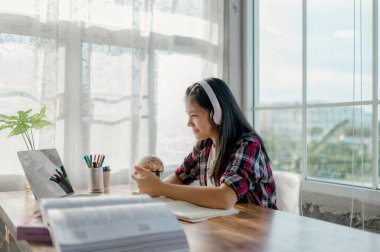 Asyalı kızlar evde online çalışıyorlar. Covid-19 virüsü salgını yüzünden..