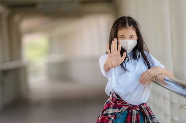 Азиатская Молодая Женщина Носит Защитную Маску Против Коронавируса Ковид Останавливает — стоковое фото