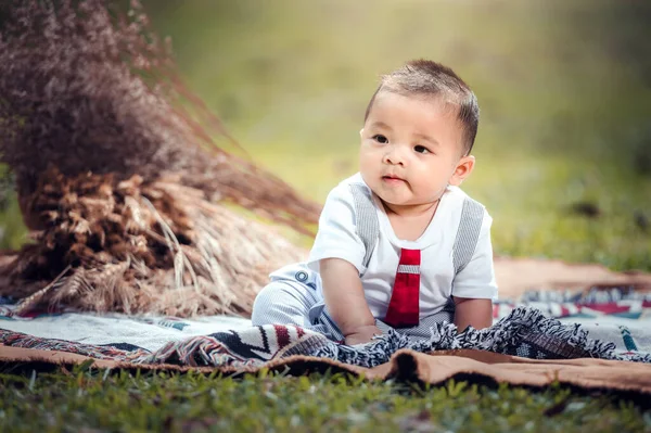 Ein Kleiner Junge Sitzt Auf Einem Tuch Das Auf Dem — Stockfoto