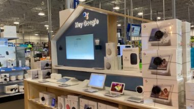 Orlando, FL / USA - 10 / 14 / 20: Orlando, Florida 'daki Best Buy' da Google Home aygıtı