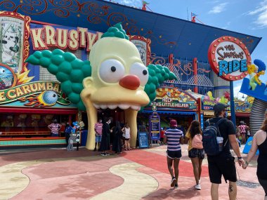 Orlando, FL / USA - 10 / 18 / 20: The Simpsons Ride 'ın girişi Orlando, Florida' daki Universal Stüdyolarında yüz maskesi takan ve sosyal mesafeli insanlarla.