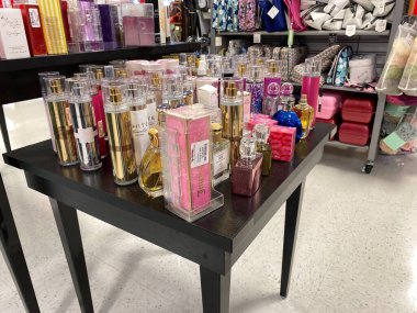 Orlando, FL / USA-5 / 16 / 20: Orlando, Florida 'da bir TJ Maxx perakende satış mağazasında satılık kadın parfümü.