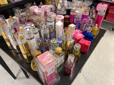 Orlando, FL / USA-5 / 16 / 20: Orlando, Florida 'da bir TJ Maxx perakende satış mağazasında satılık kadın parfümü.