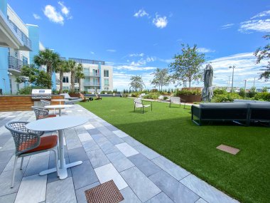 Orlando, FL / USA - 7 / 21 / 20: Orlando, Florida 'daki Nona Gölü bölgesinde Pixon apartman kompleksi konfor alanı