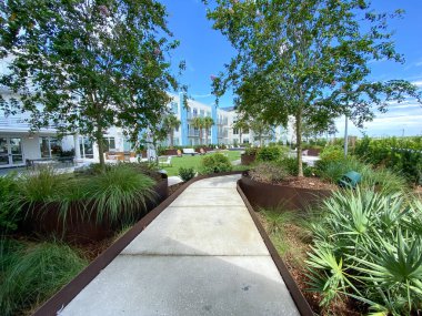 Orlando, FL / USA - 7 / 21 / 20: Orlando, Florida 'daki Nona Gölü bölgesinde Pixon apartman kompleksi konfor alanı