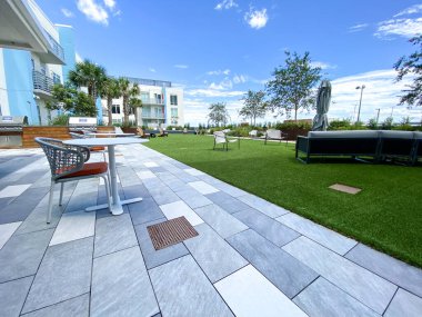 Orlando, FL / USA - 7 / 21 / 20: Orlando, Florida 'daki Nona Gölü bölgesinde Pixon apartman kompleksi konfor alanı