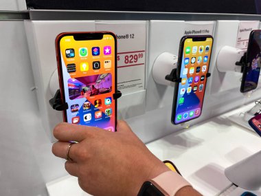 Orlando, FL / USA - 10 / 25 / 20: Yeni Apple iPhone 12 ve 12 Pro 'yu T Mobile mağazasında deneyen bir kişi.