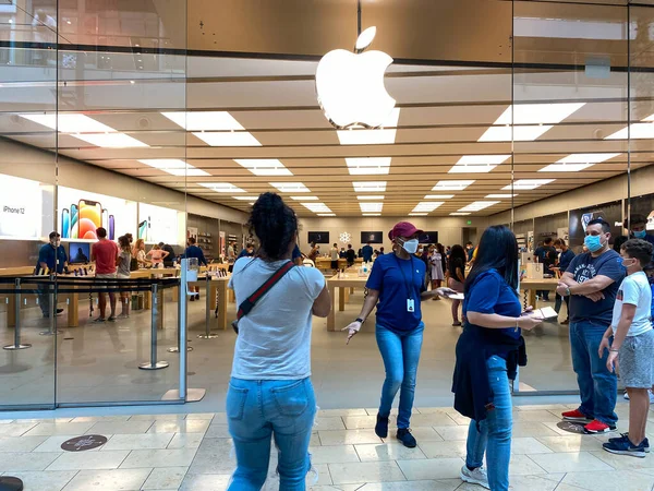 Orlando Usa Folk Väntar Apple Butik För Att Titta Och — Stockfoto