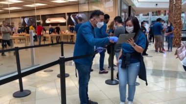 Orlando, FL / USA - 10 / 25 / 20: Apple çalışanları müşterilerine yeni iPhone 12 akıllı telefonlarını sipariş etmede yardım ediyor