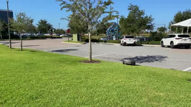 Orlando Usa Autonom Gräsklippare Som Klipper Grönområden Stadsdelen Laureate Park — Stockvideo