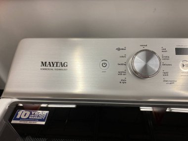 Orlando, FL / USA - 11 / 1 / 19: Maytag çamaşır makinesindeki isim ve tuşlar.