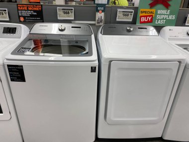 Orlando, FL / USA - 11 / 1 / 19: Bir Home Depot perakende mağazasında Samsung çamaşır ve kurutma makinesi seti.