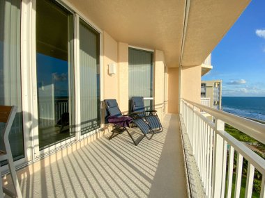  Florida 'daki bir apartmanda plaj temalı bir teras..