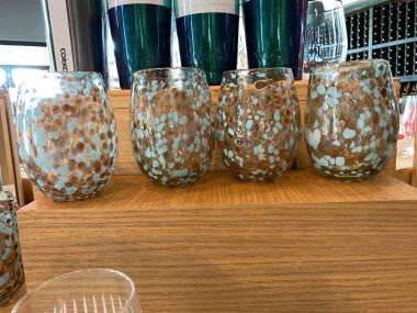 Napoli, FL / USA - 10 / 30 / 20: Napoli, Florida 'daki bir Coopers Hawk Şarap Barı ve restoranında satılık şarap bardakları.