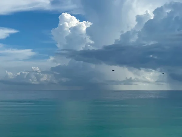 Tormenta Sobre Océano Atlántico Con Helicóptero Volando Por — Foto de Stock