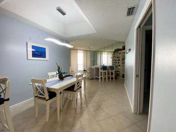 Sebuah Pantai Bertema Ruang Makan Kompleks Condominium Florida — Stok Foto