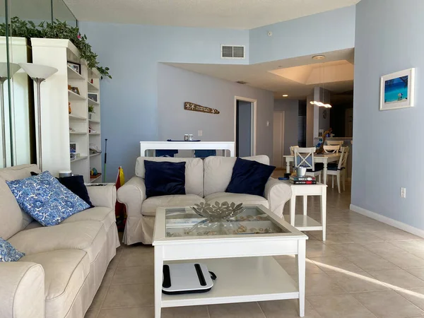 Sebuah Pantai Bertema Ruang Tamu Kompleks Condominium Florida — Stok Foto