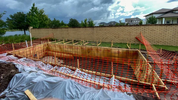 Una Piscina Que Sido Enmarcada Con Madera Detrás Una Casa — Foto de Stock