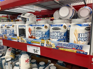 Orlando, FL / USA - 2 / 11 / 20: Sam 's Club perakende mağazasında bulunan Muscletech Premium Whey Protein kutuları.