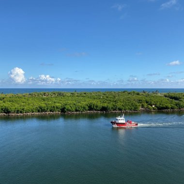 Ft. Lauderdale, FL / USA-10 / 31 / 19: Ft. Lauderdale, Florida 'daki Everglades limanındaki bir yolcu gemisinin manzarası.