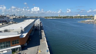 Ft. Lauderdale, FL / USA-10 / 31 / 19: Port Everglades 'in Florida' daki bir yolcu gemisinden okyanusa açılan kanalın manzarası.