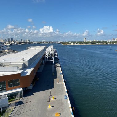 Ft. Lauderdale, FL / USA-10 / 31 / 19: Port Everglades 'in Florida' daki bir yolcu gemisinden okyanusa açılan kanalın manzarası.