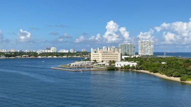 Ft. Lauderdale, FL / USA-10 / 31 / 19: Port Everglades 'in Florida' daki bir yolcu gemisinden okyanusa açılan kanalın manzarası.