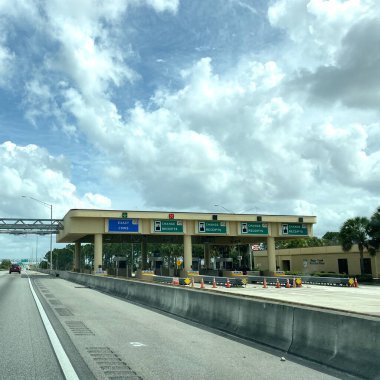 Orlando, FL / USA-10 / 6 / 19: Orlando, Florida 'da EPass ve Sunpass' a geçiş ücreti ödemek için bir sıra gişe.