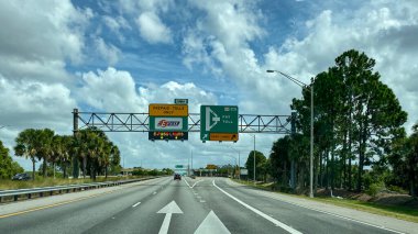 Orlando, FL / USA-10 / 6 / 19: Orlando, Florida 'da insanların EPass ve Sunpass' a geçiş ücreti ödemek için nereye gideceklerini belirten bir otoyol tabelası.