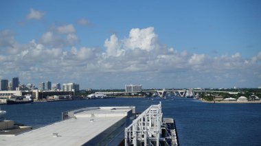 Ft. Lauderdale, FL / USA-10 / 31 / 19: Ufuk çizgisi manzaralı Florida, Ft. Lauderdale 'deki Everglades limanındaki bir yolcu gemisinden manzara.