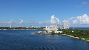 Ft. Lauderdale, FL / USA-10 / 31 / 19: Port Everglades 'in Florida' daki bir yolcu gemisinden okyanusa açılan kanalın manzarası.
