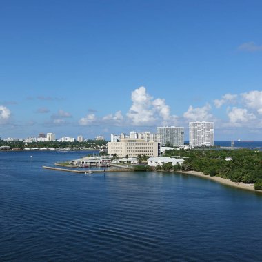 Ft. Lauderdale, FL / USA-10 / 31 / 19: Port Everglades 'in Florida' daki bir yolcu gemisinden okyanusa açılan kanalın manzarası.