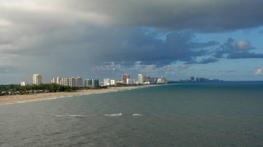 Ft. Lauderdale, FL / USA-10 / 31 / 19: Florida Ft. Lauderdale 'deki sahil, şehir ve otellerin bir yolcu gemisinden manzara.