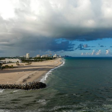 Ft. Lauderdale, FL / USA-10 / 31 / 19: Port Everglades 'in Florida, Ft. Lauderdale, Florida' daki bir yolcu gemisinden manzara.