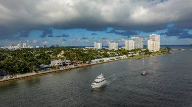 Ft. Lauderdale, FL / USA-10 / 31 / 19: Port Everglades 'in Florida Ft. Lauderdale' deki bir yolcu gemisinin manzarası..