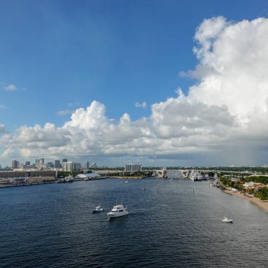 Ft. Lauderdale, FL / USA-10 / 31 / 19: Port Everglades 'in Florida Ft. Lauderdale' deki bir yolcu gemisinin manzarası..