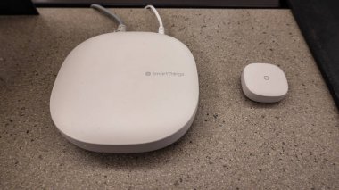 Seattle, WA / USA-9 / 15 / 19: A SmartThings Hub bir Amazon kitabevinde sergileniyor. SmartThings kullanıcılara dünyanın her yerinden evlerini kontrol etme, izleme ve güvence sağlıyor..
