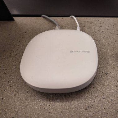 Seattle, WA / USA-9 / 15 / 19: A SmartThings Hub bir Amazon kitabevinde sergileniyor. SmartThings kullanıcılara dünyanın her yerinden evlerini kontrol etme, izleme ve güvence sağlıyor..